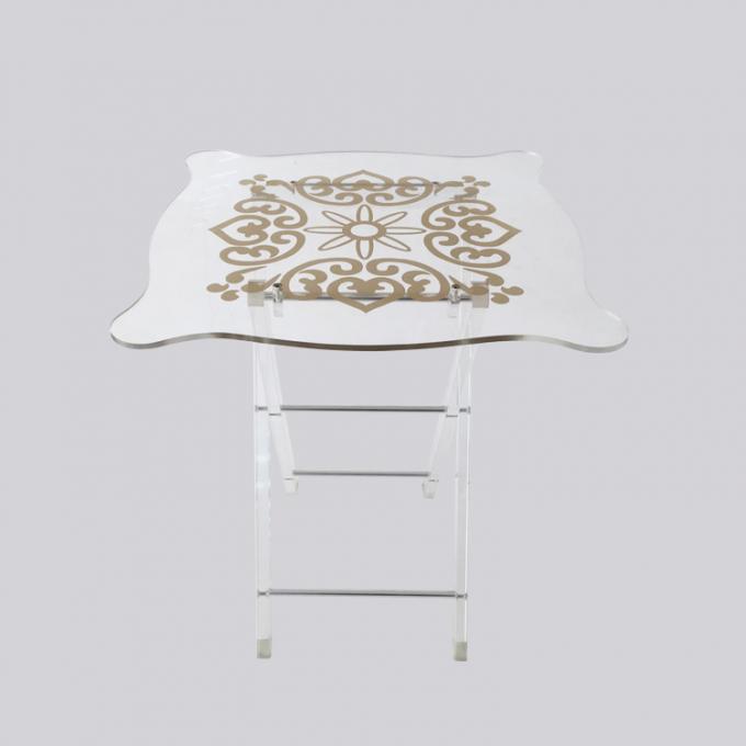 Ruang tamu dengan cermin mewah, table.jpg