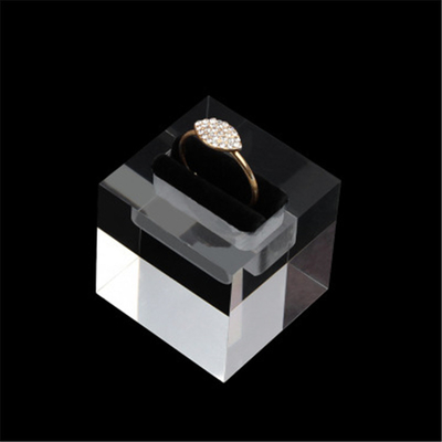 Tampilan perhiasan akrilik tahan lama, pemegang cincin unik kaca bening modern